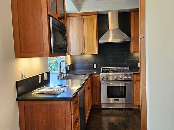 5th image of 919 Fremont Pl
