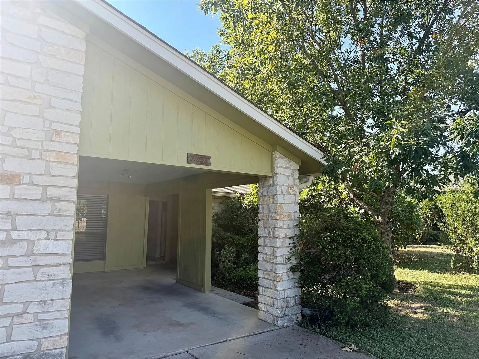 2 bed, 1.5 bath, 1884 sqft, $1,550 — Photo 1