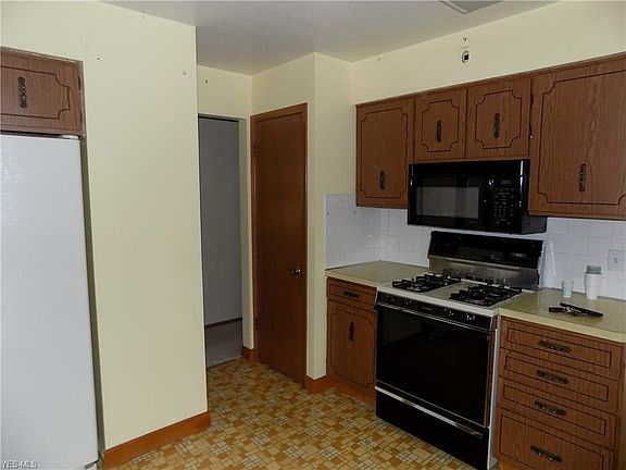 5th image of 2919 King Richard Dr