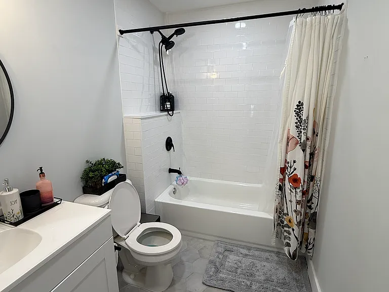 upstairs 2nd bedroom ensuite bathroom