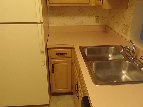 Kitchen with refrigerator, oven/stove, dishwasher