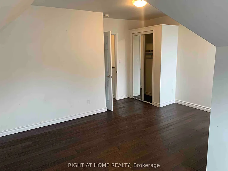 570 Bathurst St #2 — Photo 8