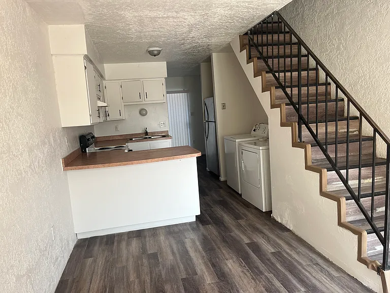 Updated 2 Bedroom Town Home Apt. in the Sawmill District — Photo 24