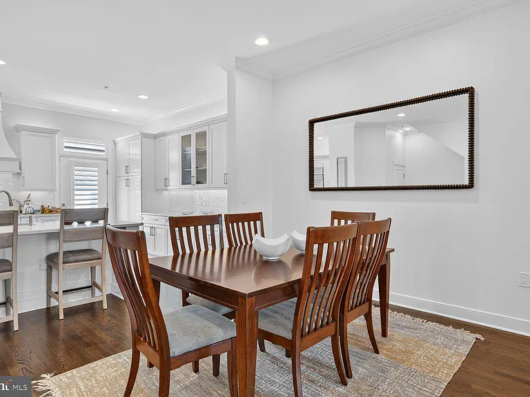 619 E Custis Ave — Photo 8