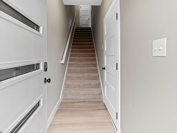 2nd image of 112 Chestnut Grv