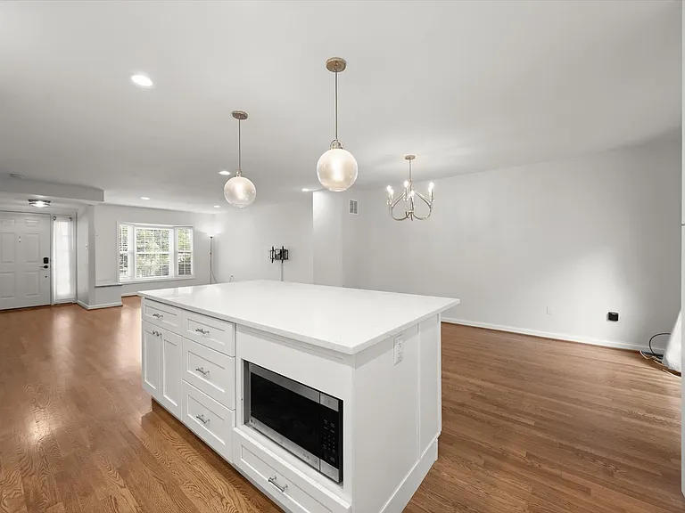 315 Center St N — Photo 10