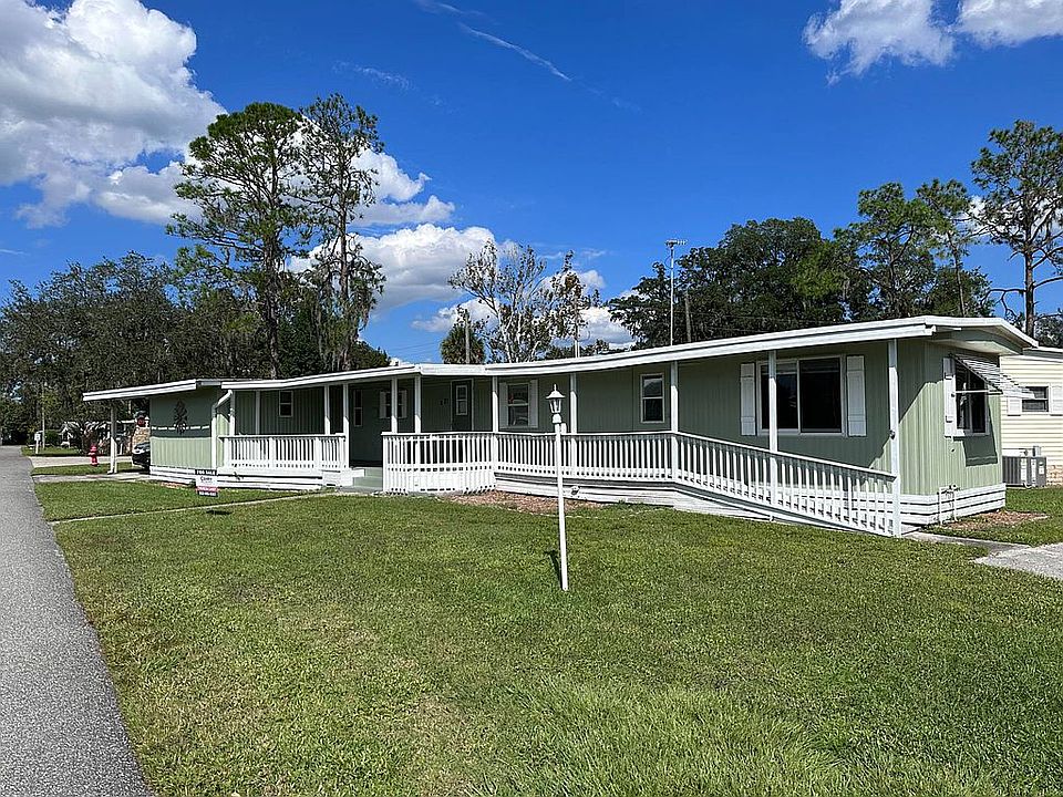 Roomy front porch w/ramp