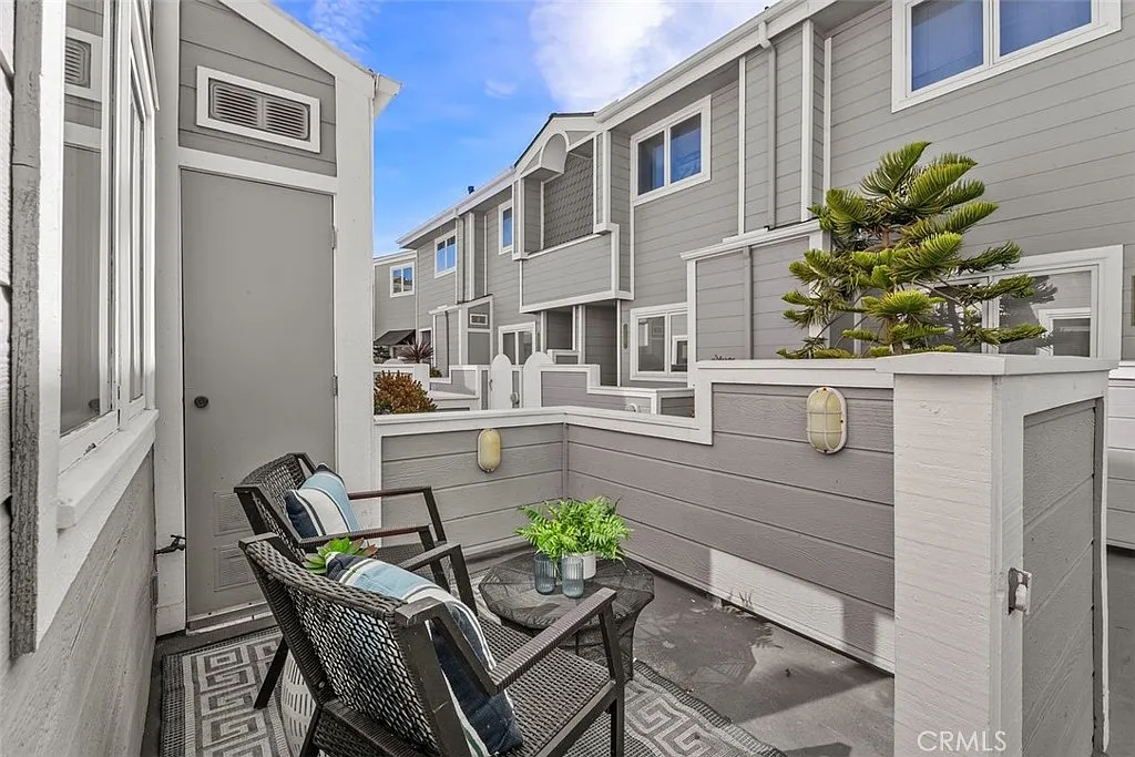 2 bed, 2.5 bath, 1358 sqft, $6,250 — Photo 3