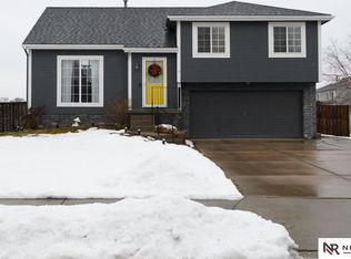 1221 Devon Dr, Papillion, NE 68046