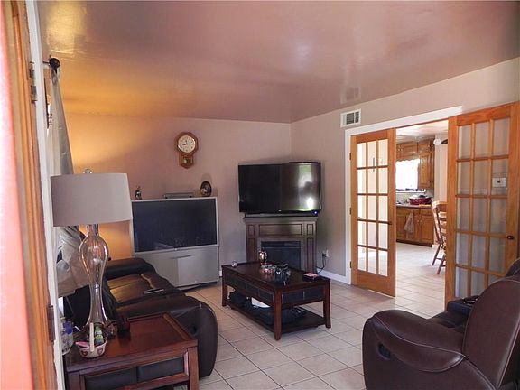 4th image of 1105 Rosewood Ln