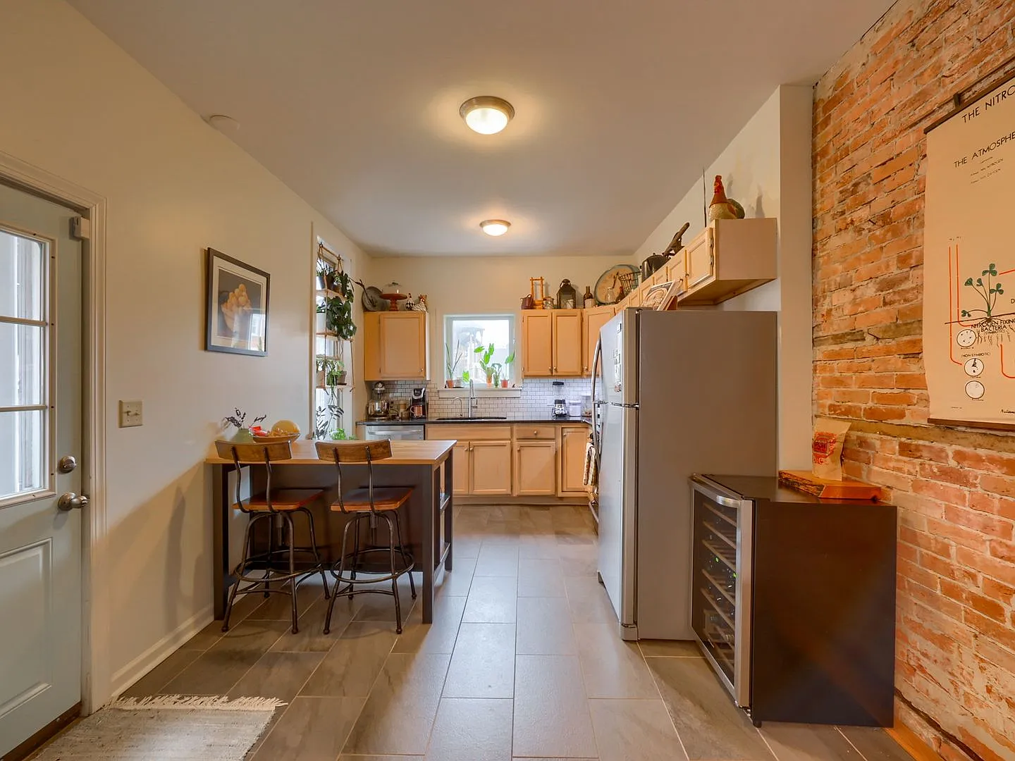 Large 3 Bedroom in Midtown — Photo 2