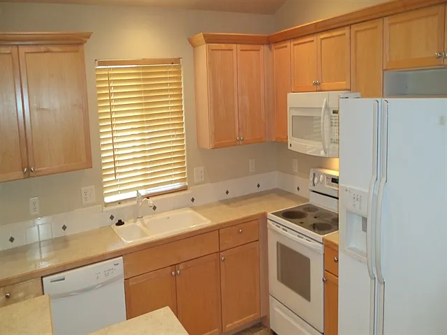 1439 W Crenshaw St — Photo 3