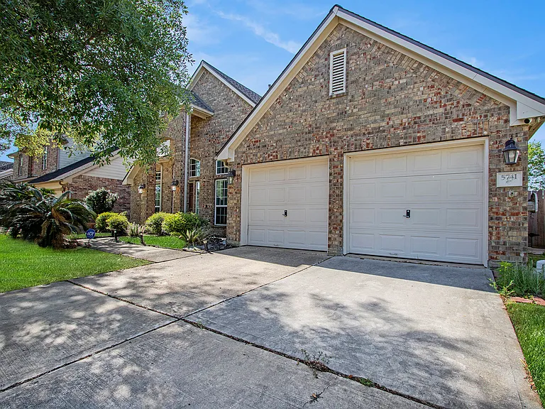 5741 Emerald Brook Ln — Photo 2