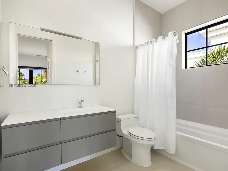 885 NE 76th St — Photo 32