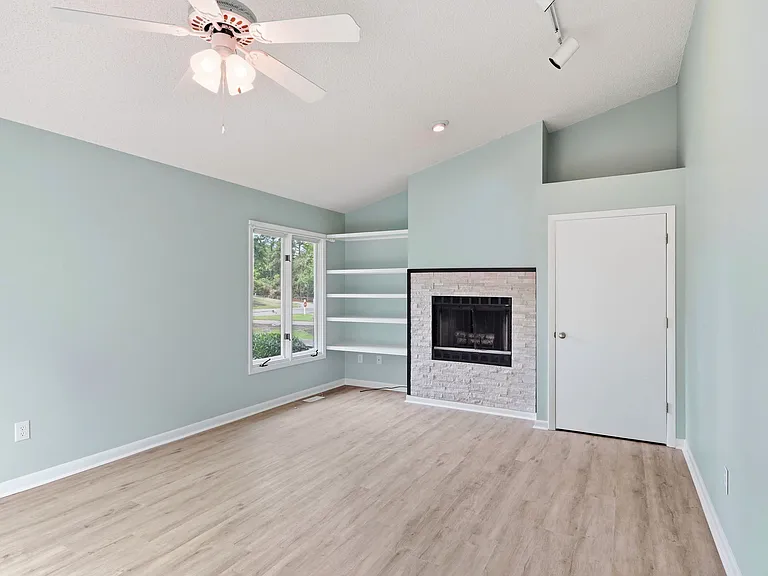 304 Lord Granville Dr — Photo 5