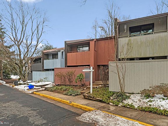 3rd image of 2005 Wethersfield Ct