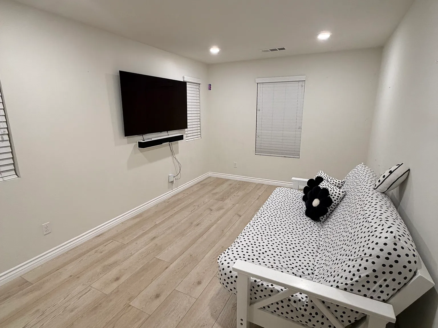 3 bed, 2.5 bath, 2292 sqft, $1,300 — Photo 2