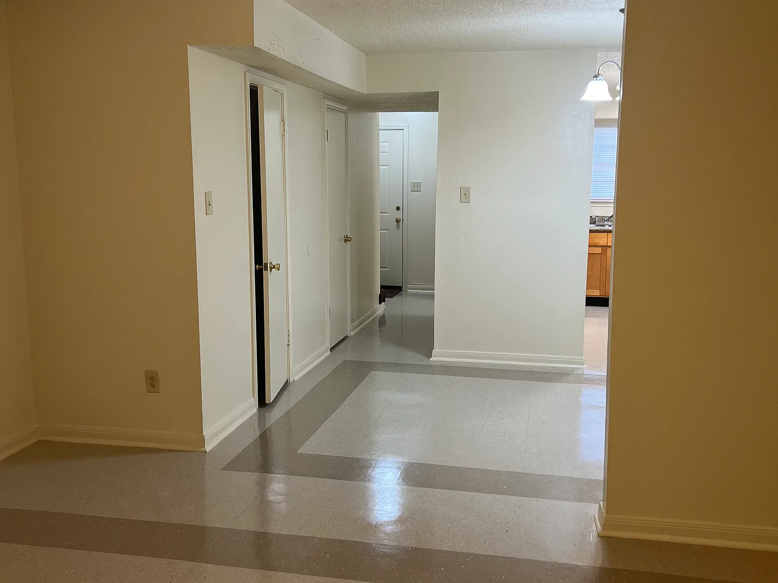3 bed, 2.5 bath, 1350 sqft, $1,350 — Photo 4