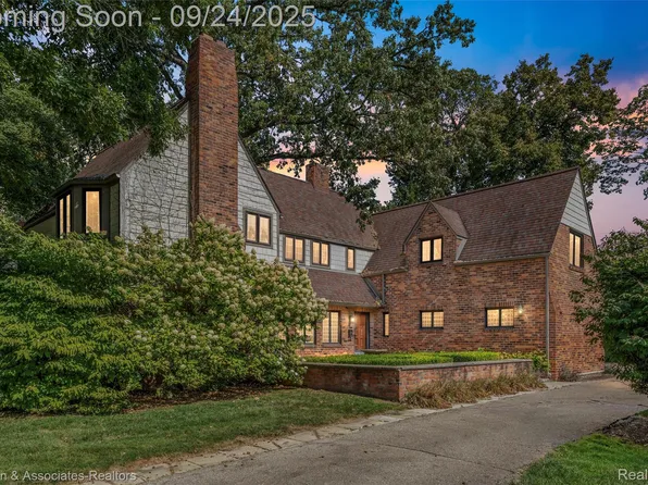 636 Waddington St, Bloomfield Hills, MI 48301