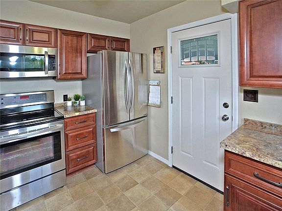 5th image of 216 Grant St