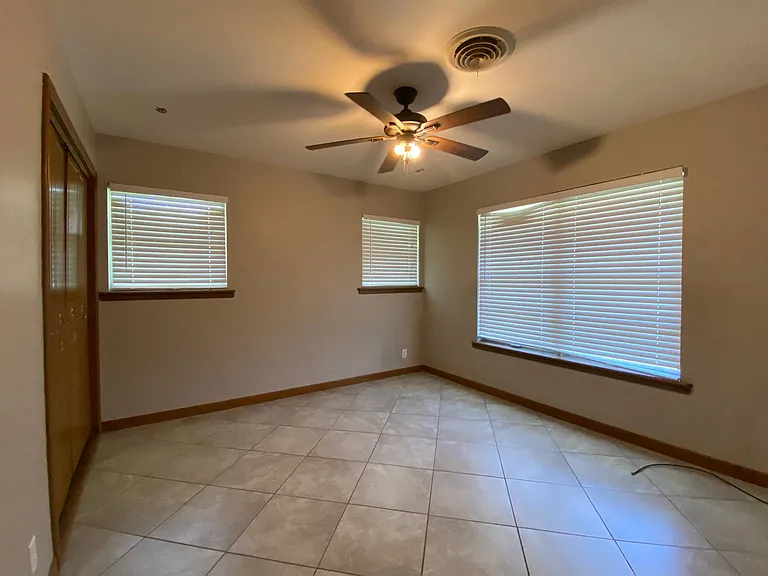 536 W Yoakum Ave — Photo 18