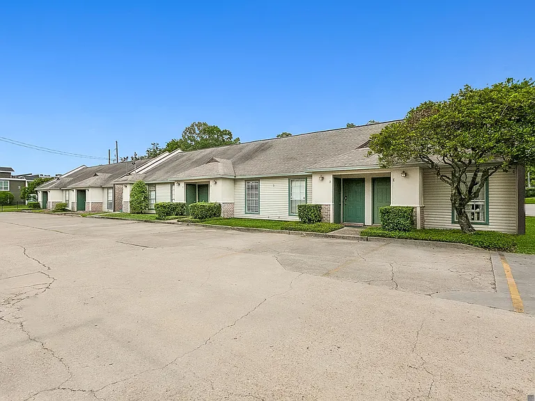 402 Lee Dr #1C — Photo 1