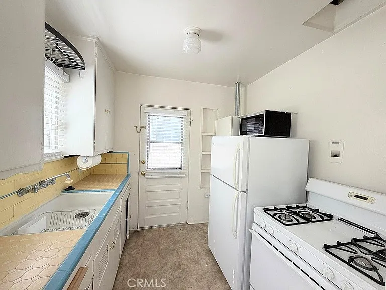 141 N Kenwood St #B — Photo 3
