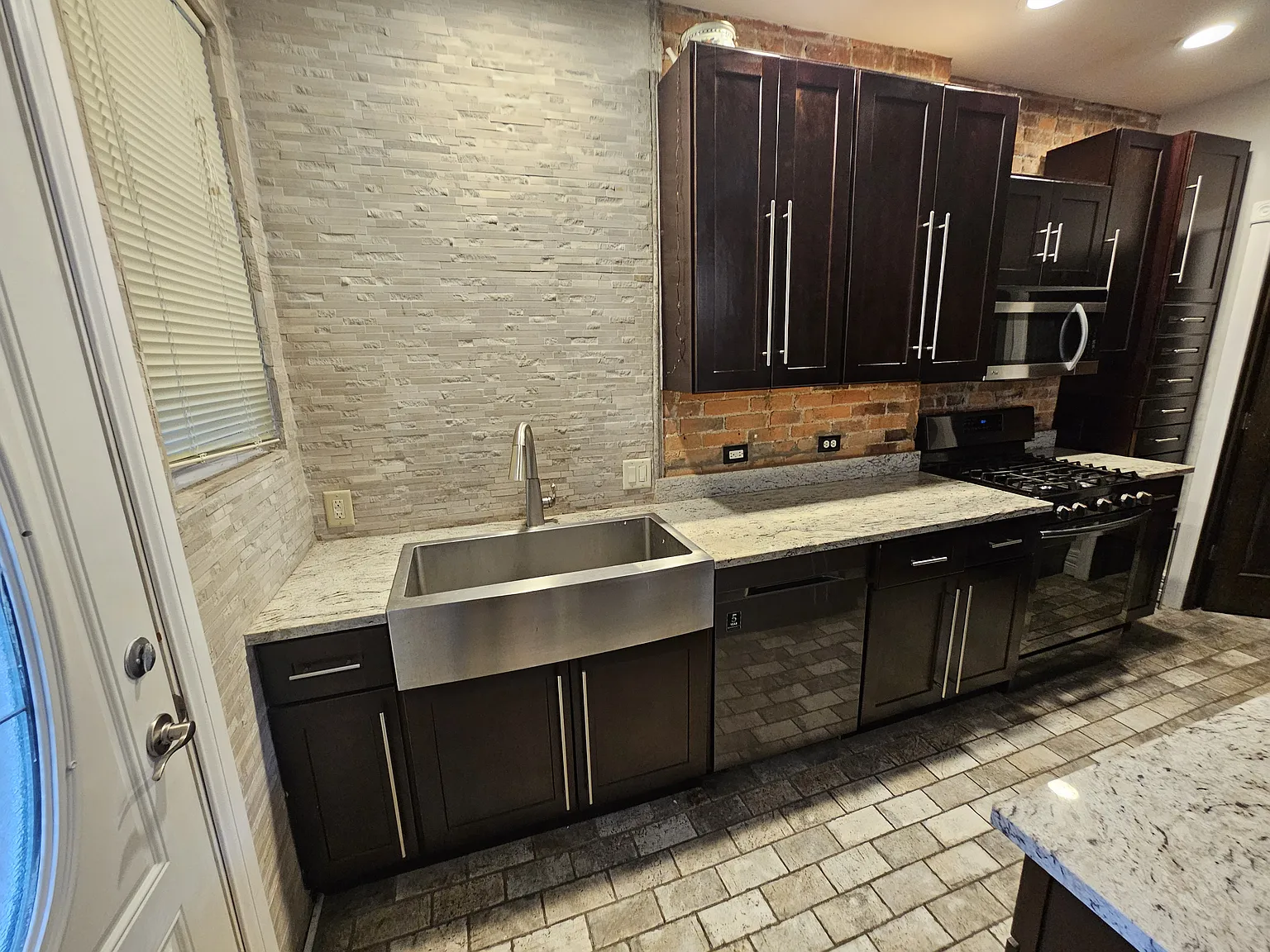 2 bed, 1024 sqft, $1,900 — Photo 4
