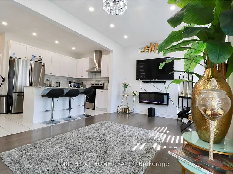 9 Conarty Cres — Photo 2
