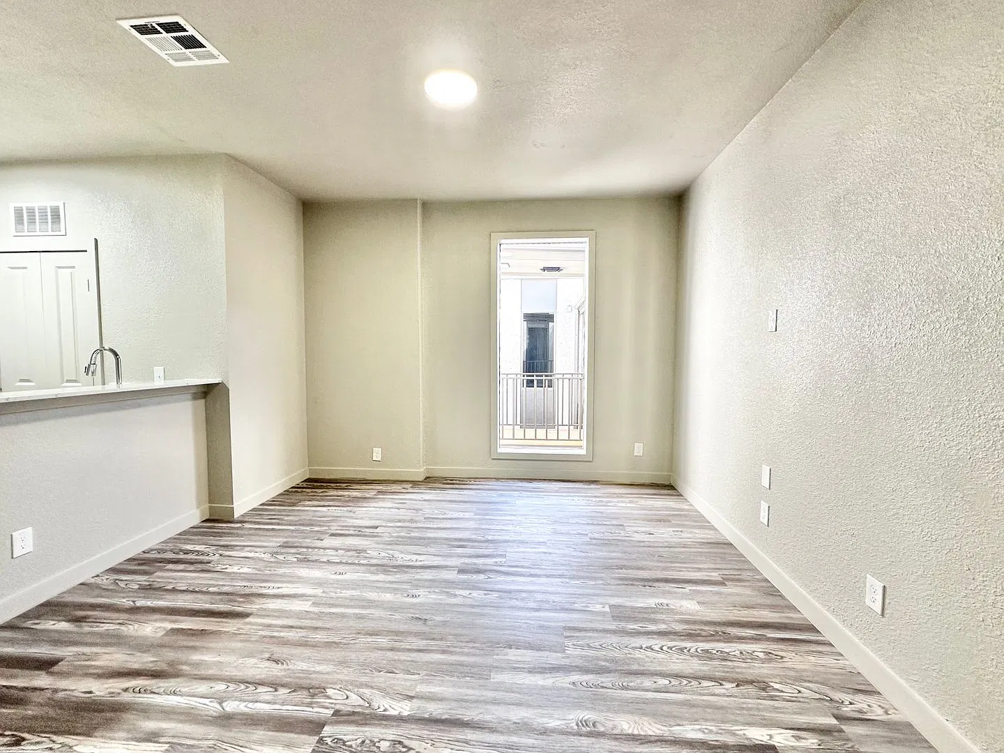 Modern Studio & 1-Bedroom Apartments in Prime Denton Location — Photo 3