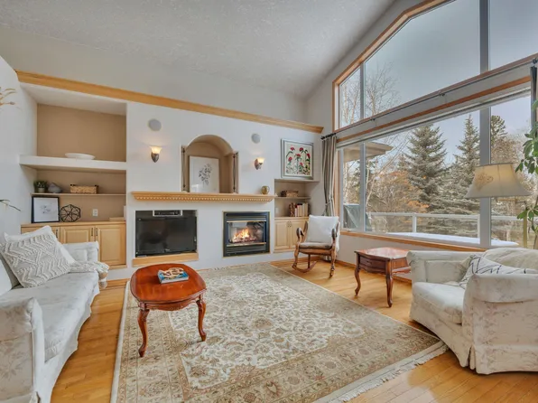 615 Twin Brooks Bnd NW, Edmonton, AB T6J 7E2