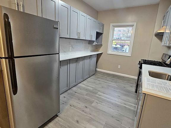4th image of 176 Bristol St #2F