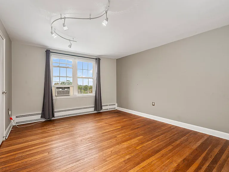 200 Maplewood Dr #D8 — Photo 9