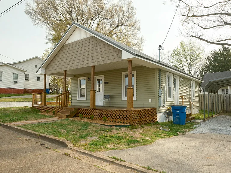 204 Oakland St — Photo 2