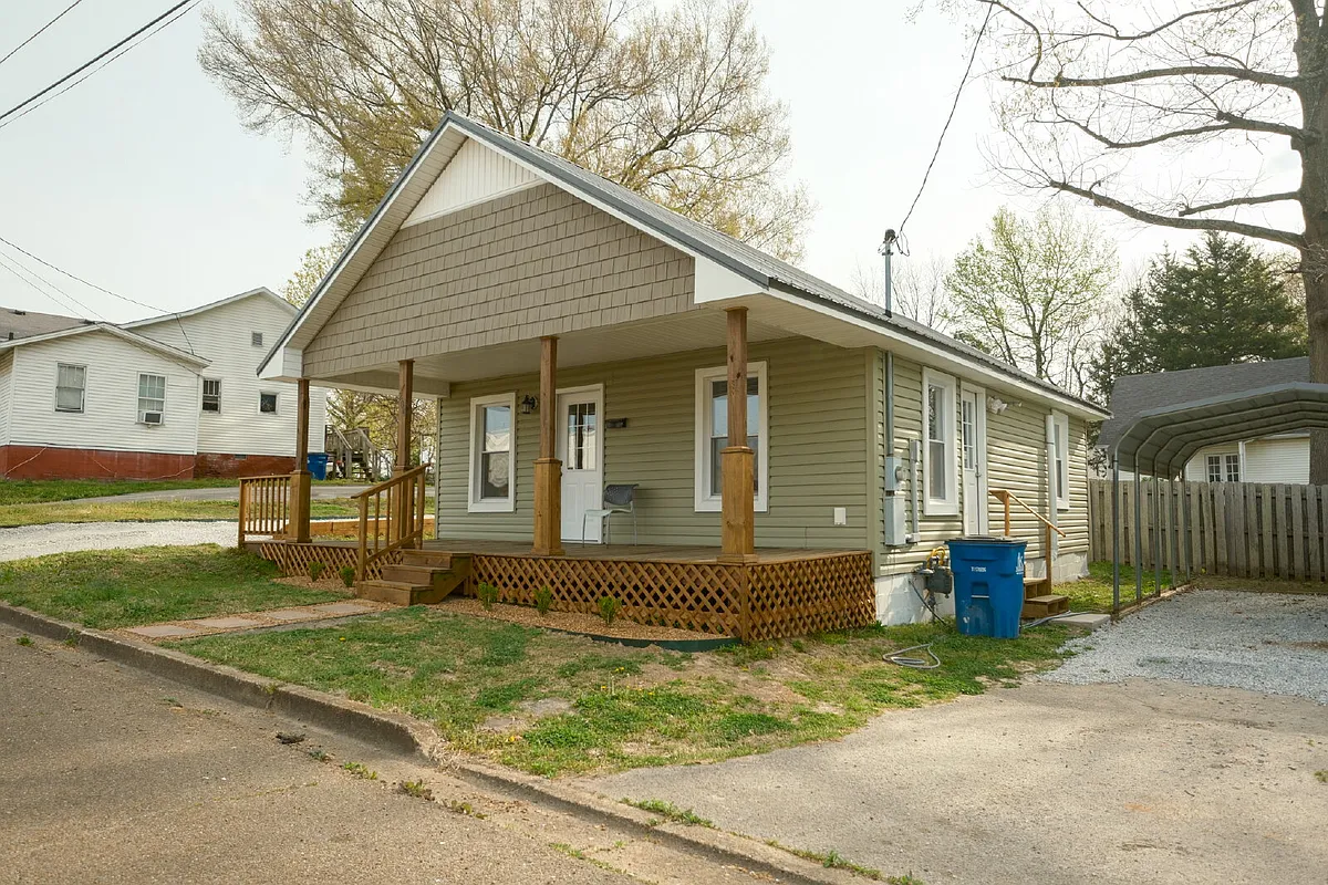 Building Photo - 204 Oakland St