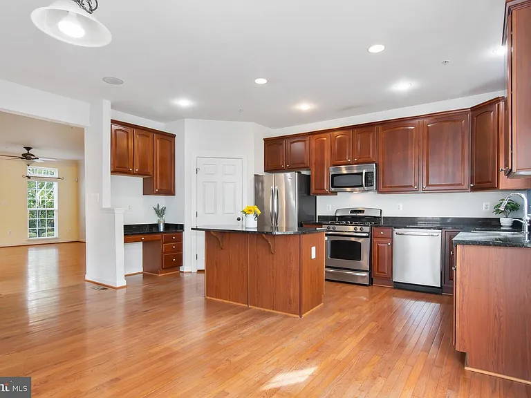 300 Dixon St #308 — Photo 11