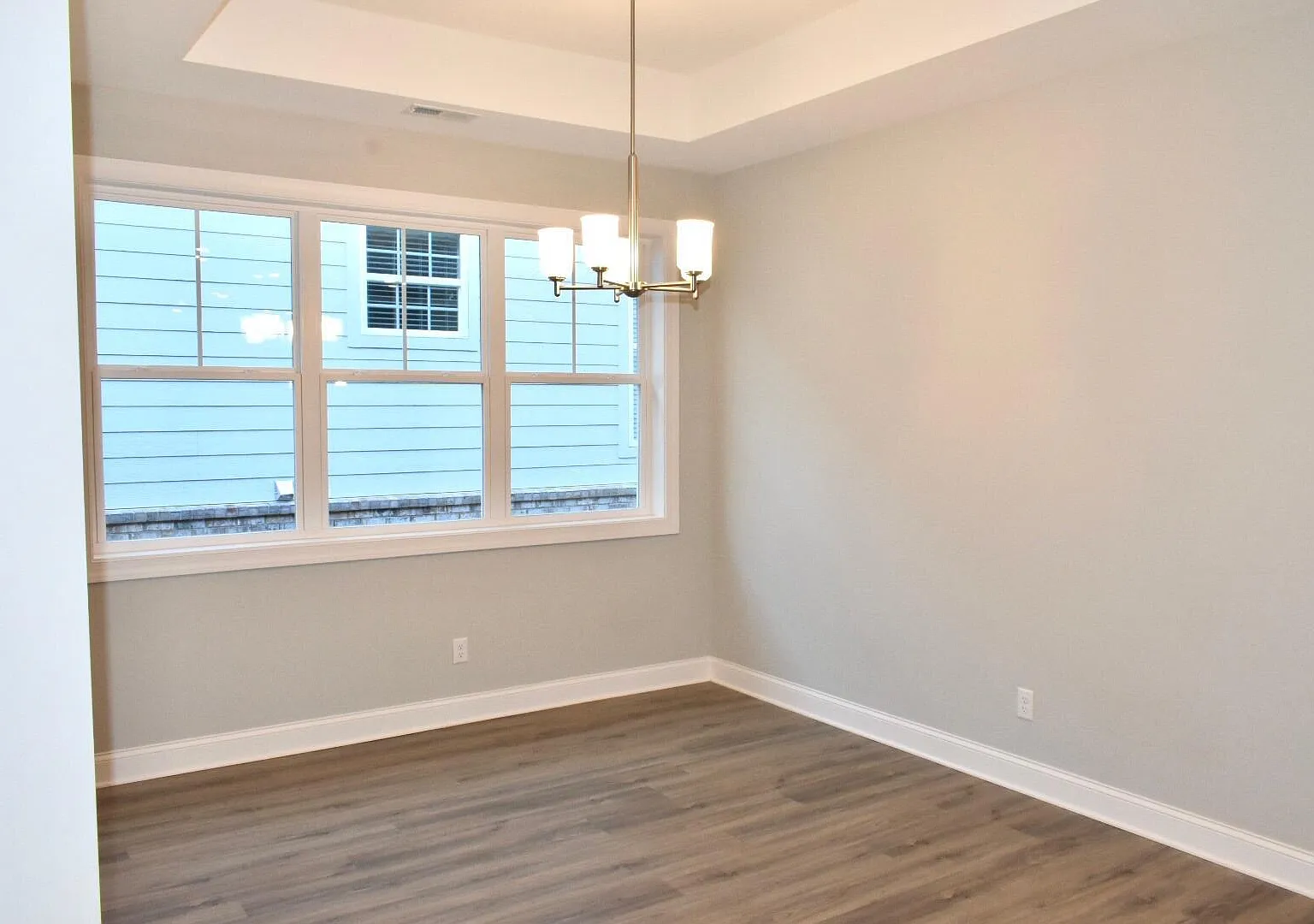 4 bed, 3.5 bath, 2710 sqft, $3,200 — Photo 2