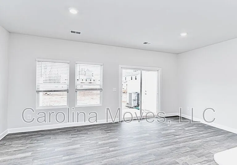 225 Telford Dr — Photo 5