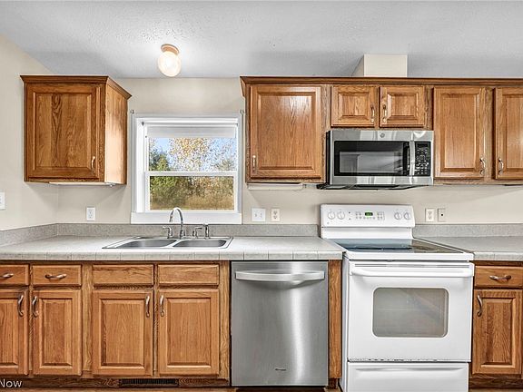 5th image of 557 Chambers Rd