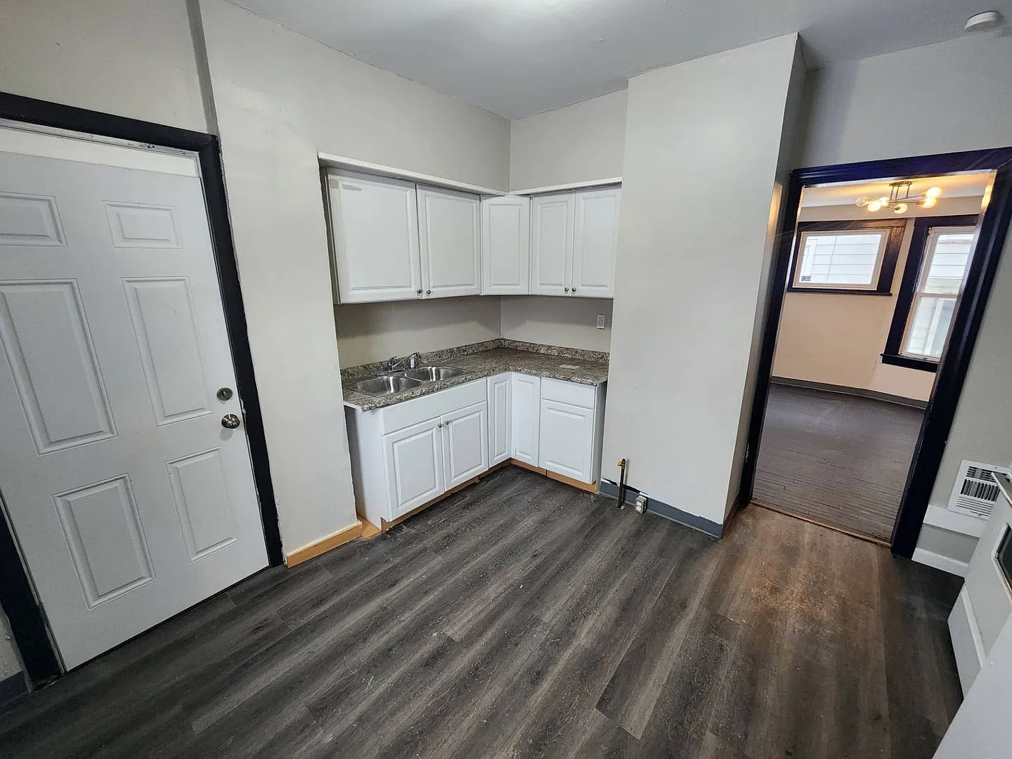 Charming 3-Bedroom Property in Prime Location (Section 8 Vouchers Accepted) — Photo 2