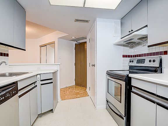 4th image of 1001 Bay St #907