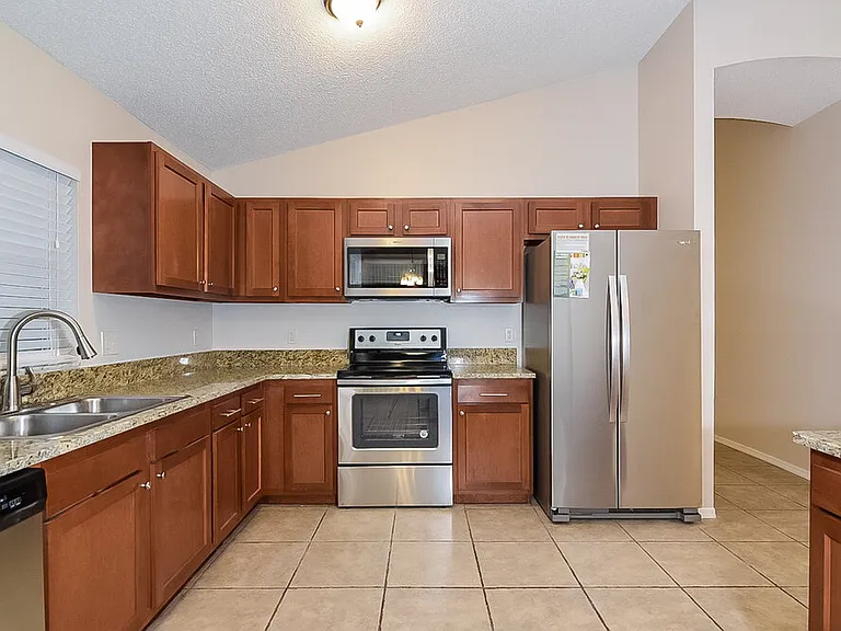 1070 Corkwood Dr — Photo 6