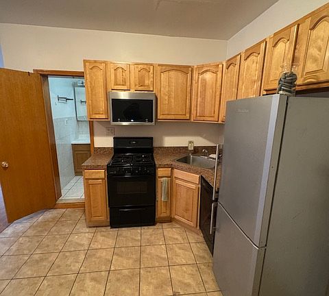 4th image of 43 Saint Marks Pl APT 3B