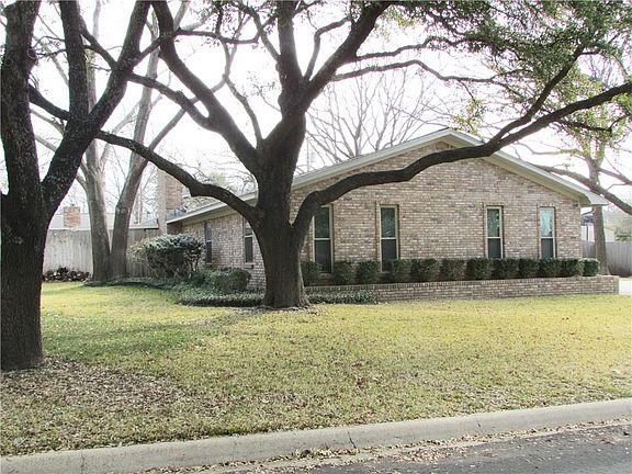 4th image of 921 Mockingbird St