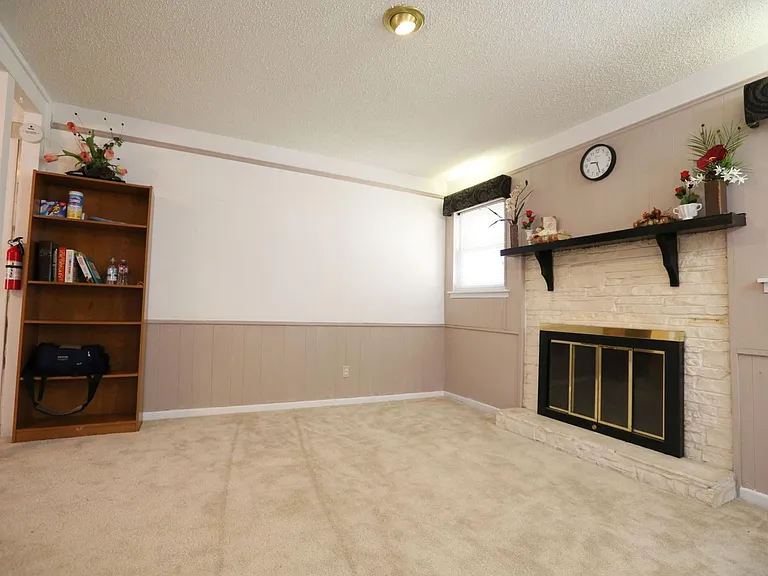 2459 Duringer Rd — Photo 4