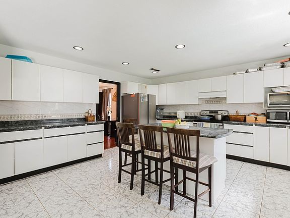 4th image of 1226 Salter St