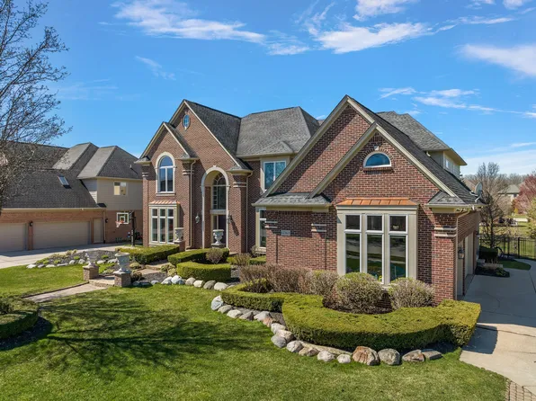 61363 Crown Point Dr, Washington, MI 48094