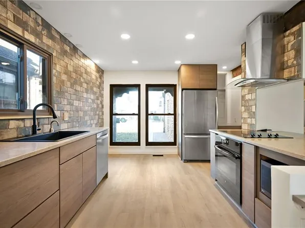 10208 Robinson St, Overland Park, KS 66212