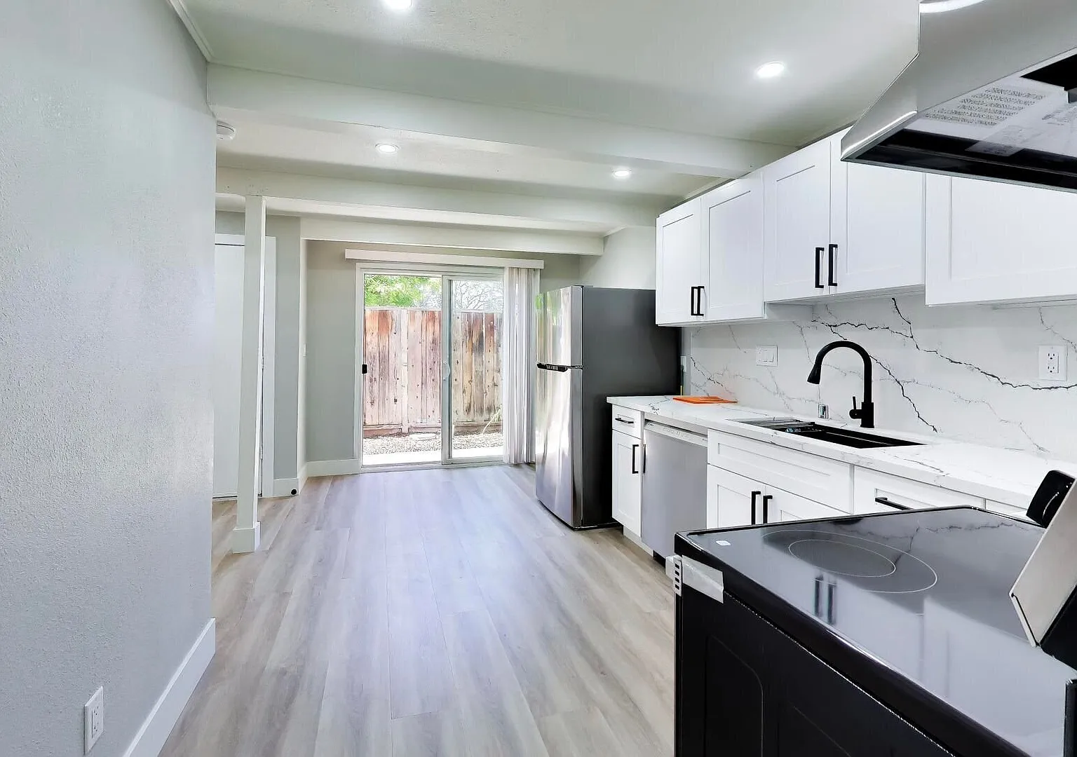 Spacious 2-Bedroom, 1.5-Bath Apartment in Prime Palo Alto Location — Photo 3