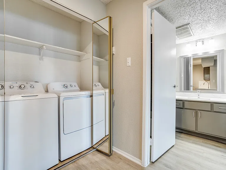 Hudson Apartments — Photo 12